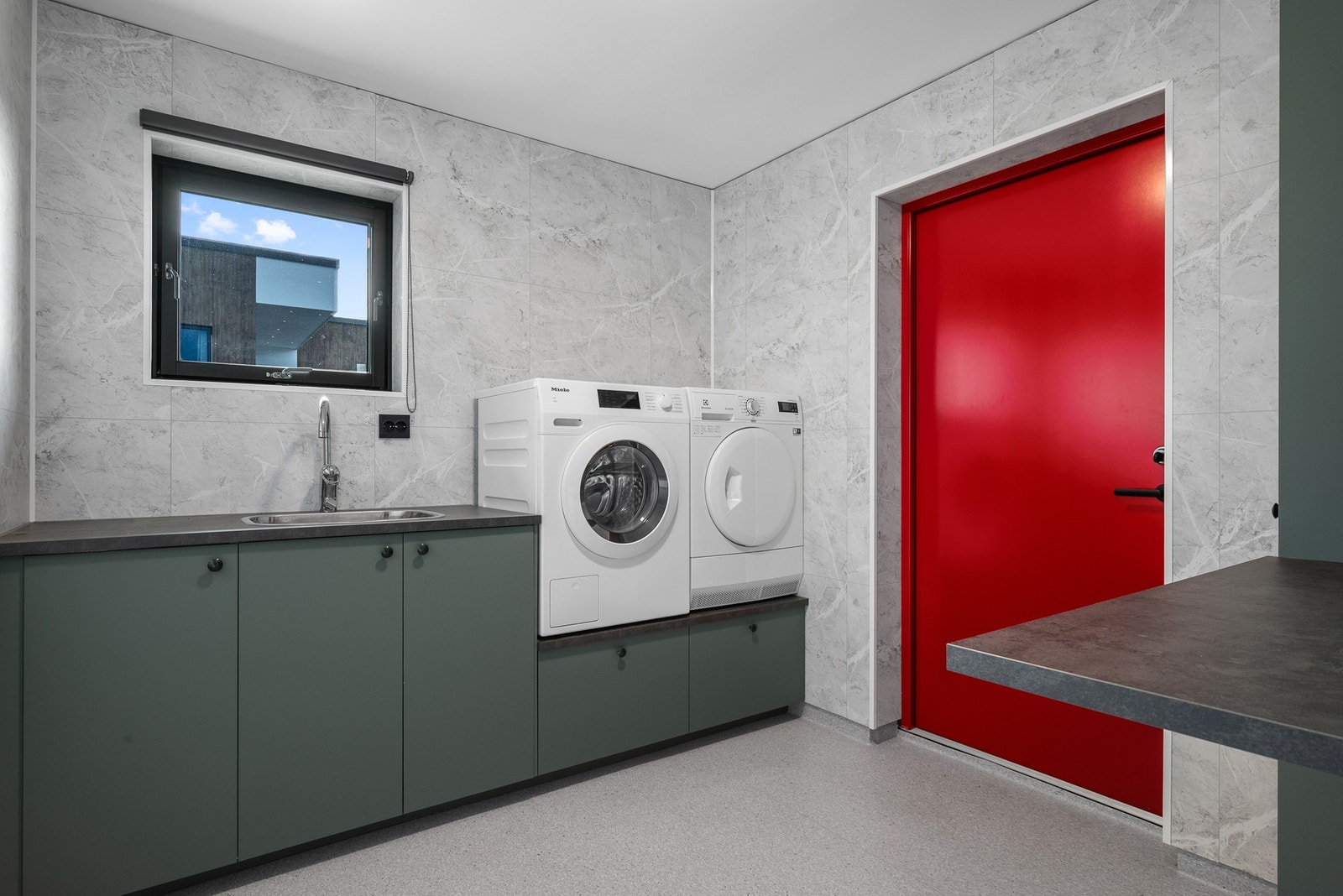 Praktisk vaskerom med egen inngang Galleribilde