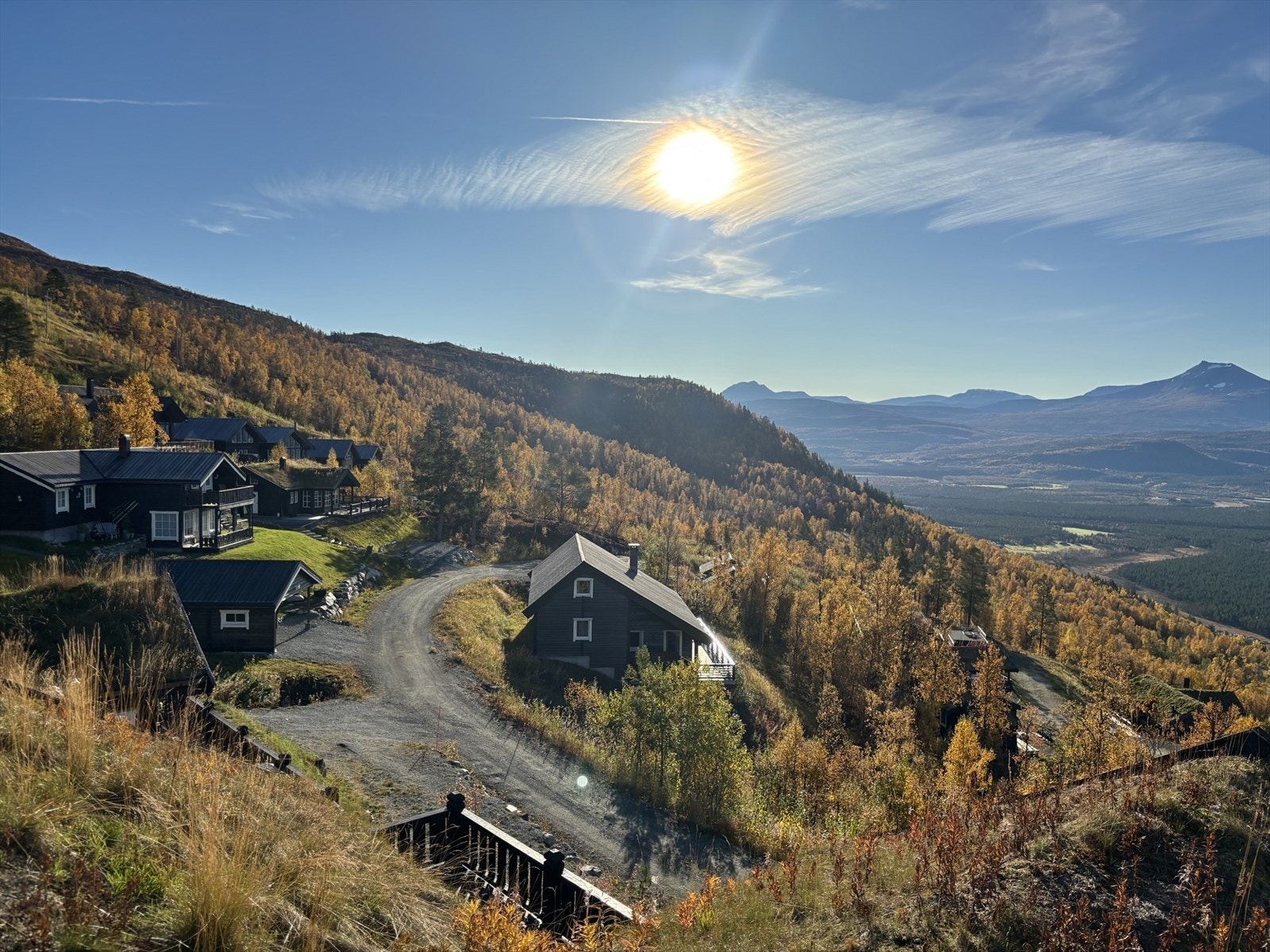 Hytta har en stor terrasse slik at en kan flytte seg etter sola. Galleribilde