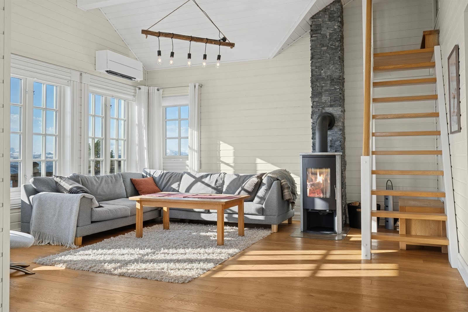 Store vindusflater er med på å løfte stemningen og atmosfæren. Galleribilde