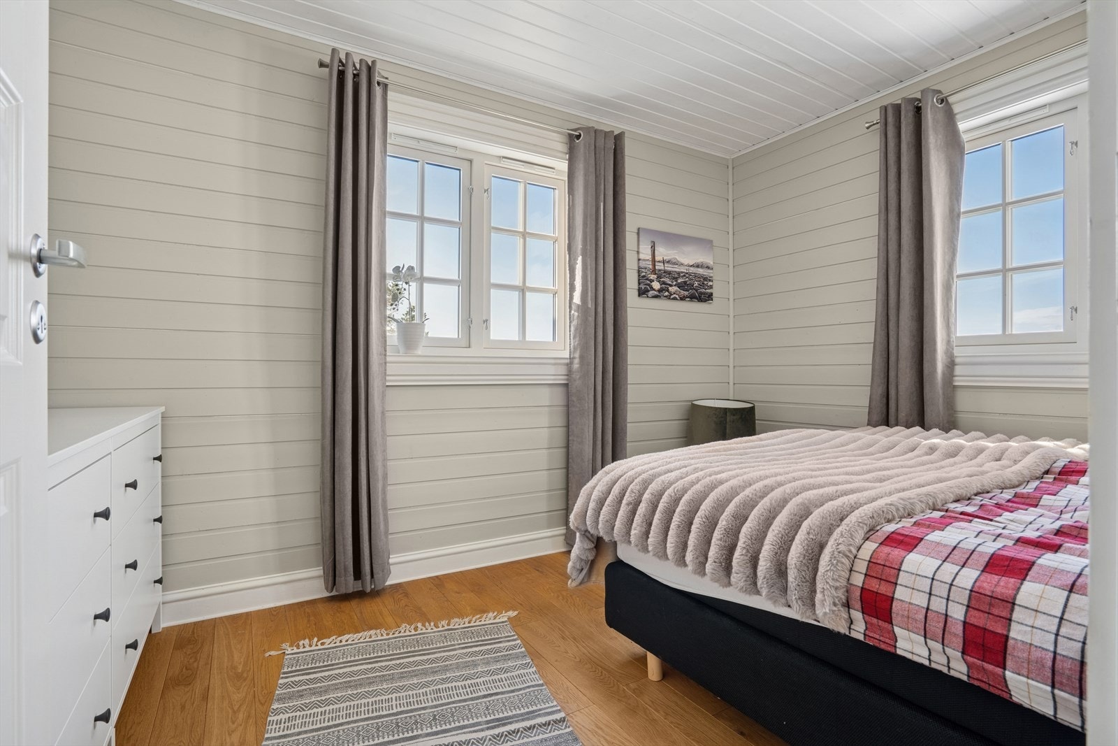 Hytta har 3 soverom i tillegg til en praktisk Hems. Galleribilde