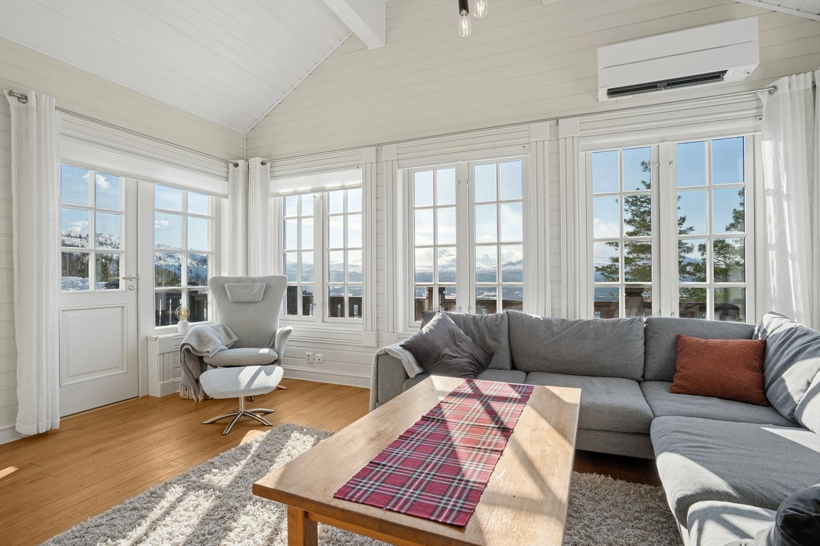 Gode vindusareal som slipper inn rikelig med naturlig lys. Galleribilde