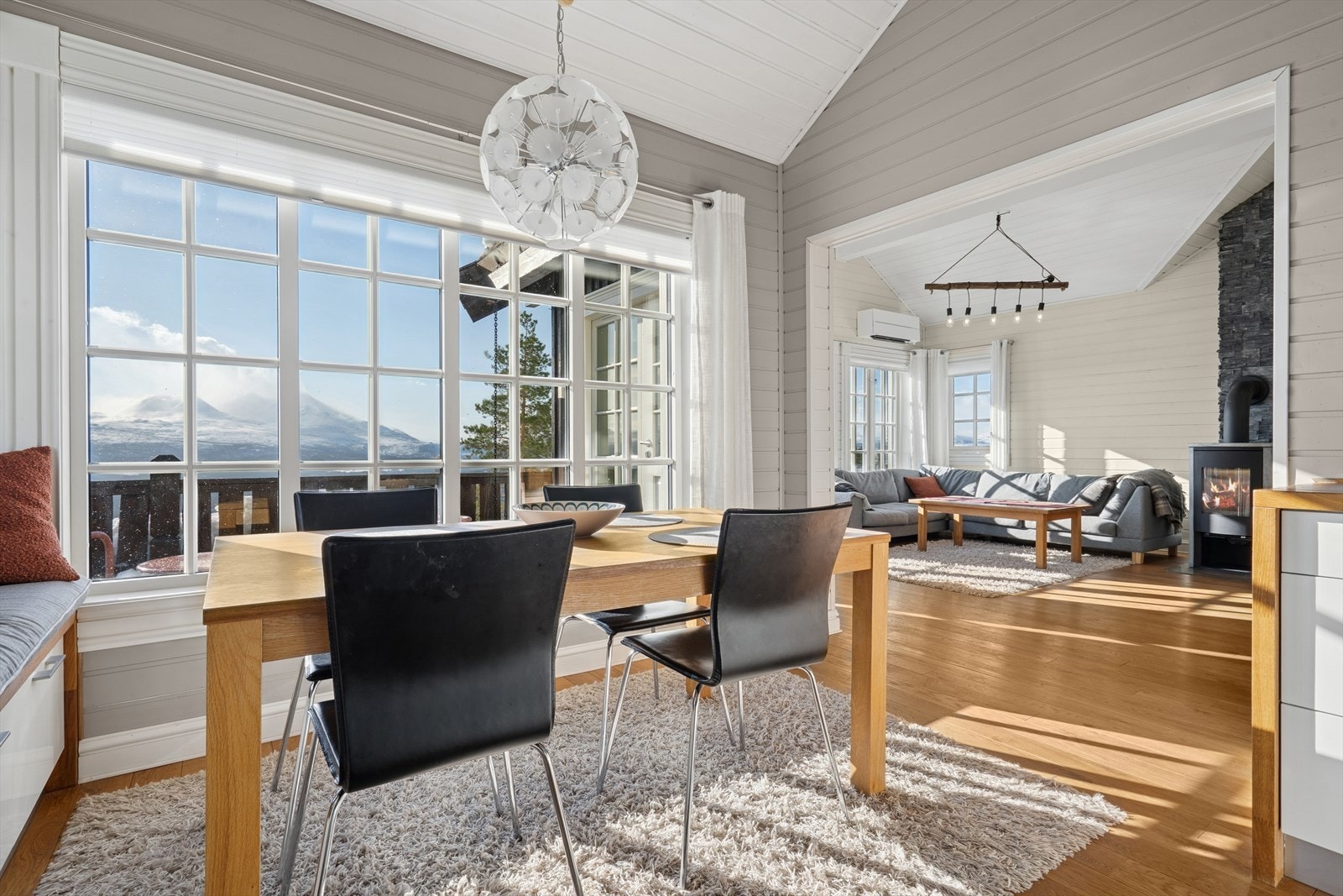 Frokost kan nytes med utsikt fra store vindusflater. Galleribilde