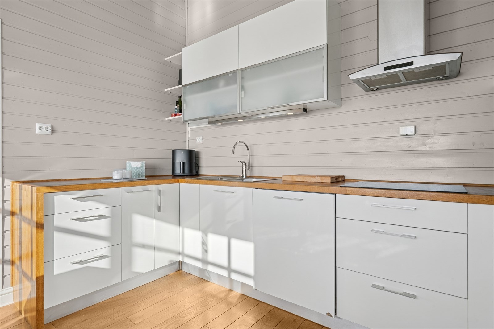 Lyst og tidløst kjøkken med gode kvaliteter. Galleribilde