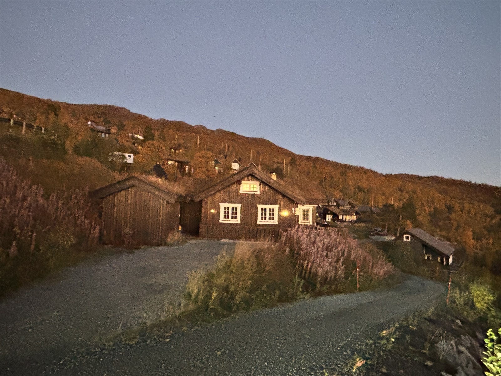 God plass til både biler og annet på tomta. Veldig kjekt med Sportsboden. Galleribilde