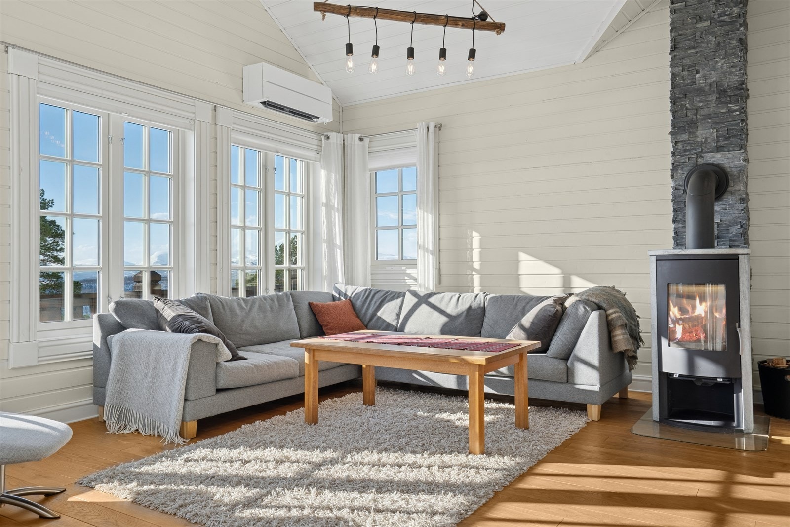 Nyt en magisk og fredfull hyttetur, med fyr i peisen, badstue og jacuzzi. Galleribilde