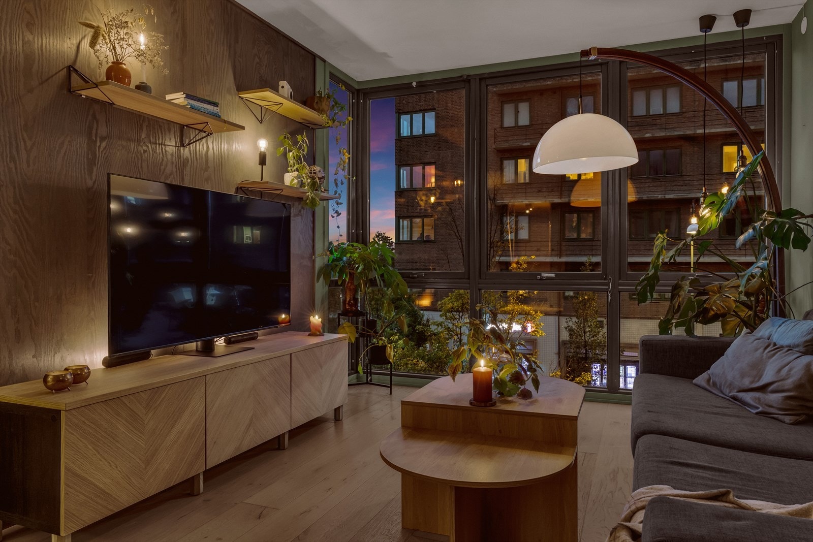 Leiligheten holder en moderne standard med store vindusflater, og består av romslig entré, lys og luftig stue med åpen løsning mot kjøkkenet, et stort soverom, kontor og bad med opplegg for vaskemaskin. Galleribilde