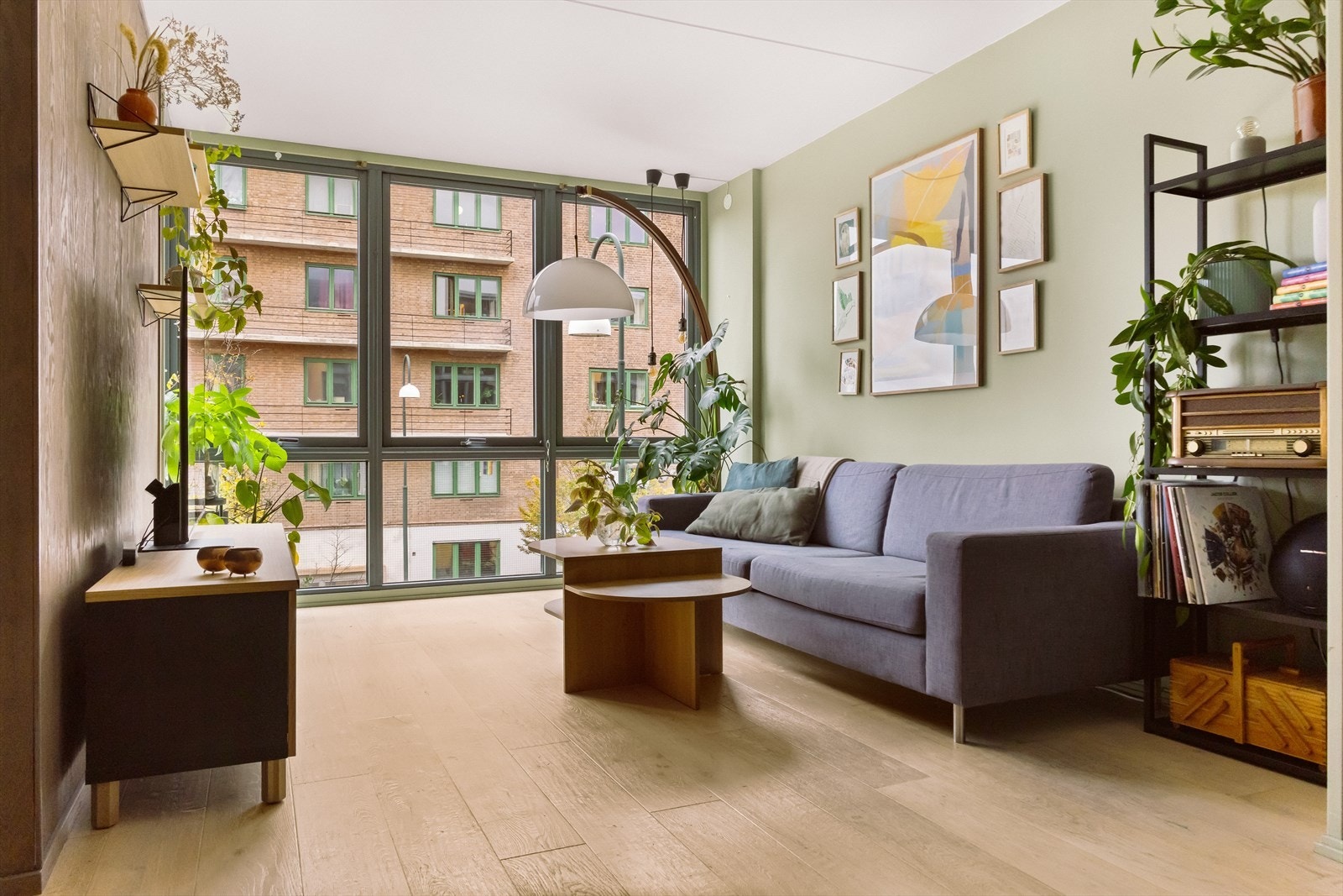 De unike vinduene slipper inn rikelig med naturlig lys og gir en god romfølelse. Galleribilde