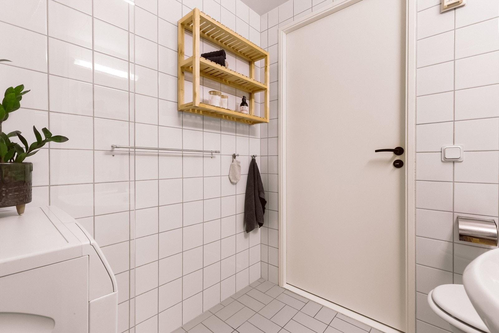 Det er opplegg for vaskemaskin, samt varme i gulvet. Galleribilde