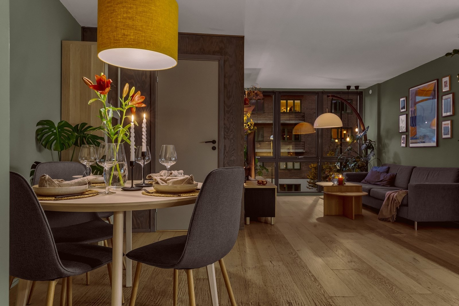 Lys og innbydende stue med god plass til både sofa- og spisegruppe. Galleribilde