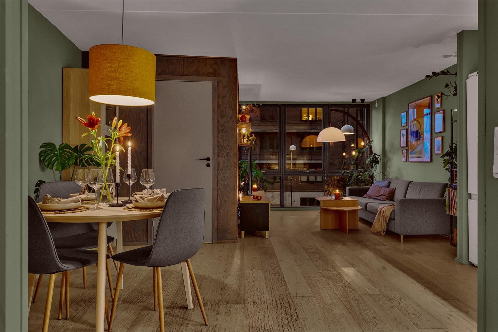 Leiligheten har en god intern beliggenhet i byggets 3. etasje og har trappefri adkomst via heis til etasjeplan. Galleribilde