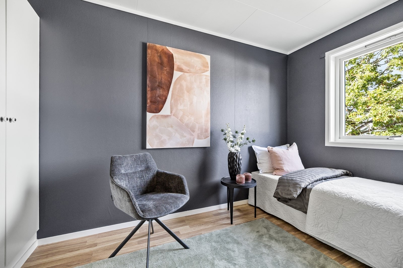 Også her er det garderobeskap som sørger for praktisk oppbevaring og bidrar til å holde rommet ryddig og funksjonelt. Galleribilde