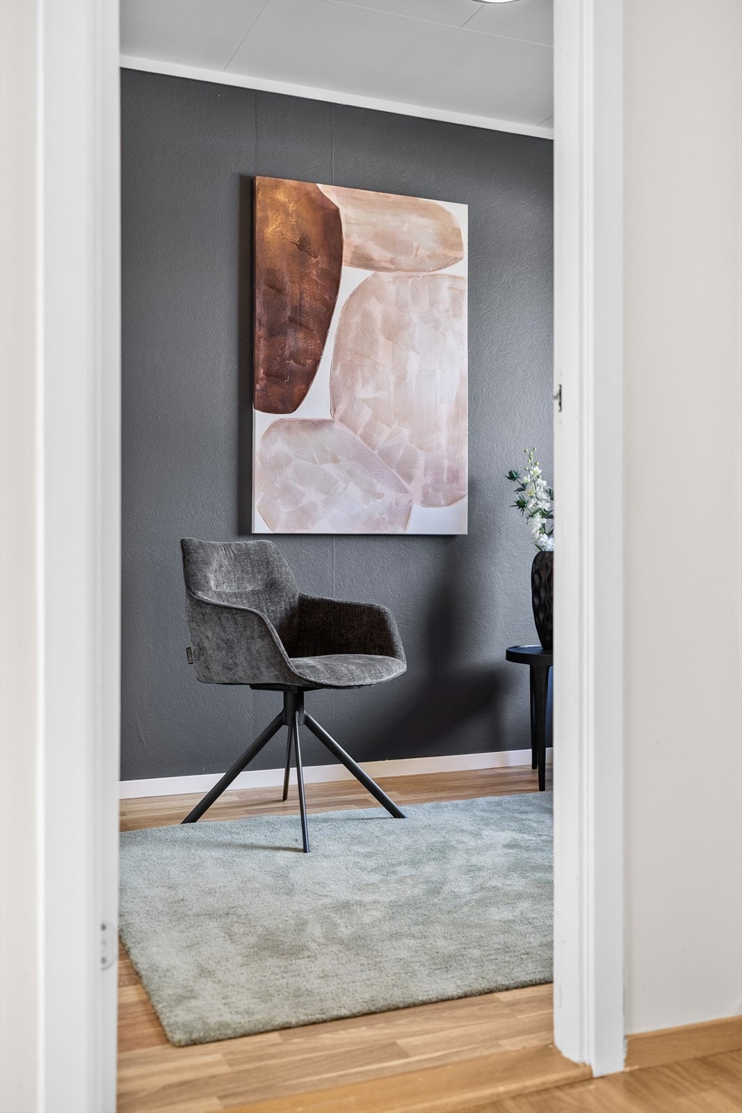 Gjeste- eller barnerommet er malt i en litt mørkere farge som gir en lun og koselig stemning. Rommet har en god størrelse og er fleksibelt i bruk - enten som barnerom, gjesterom, kontor eller hobbyrom. Galleribilde