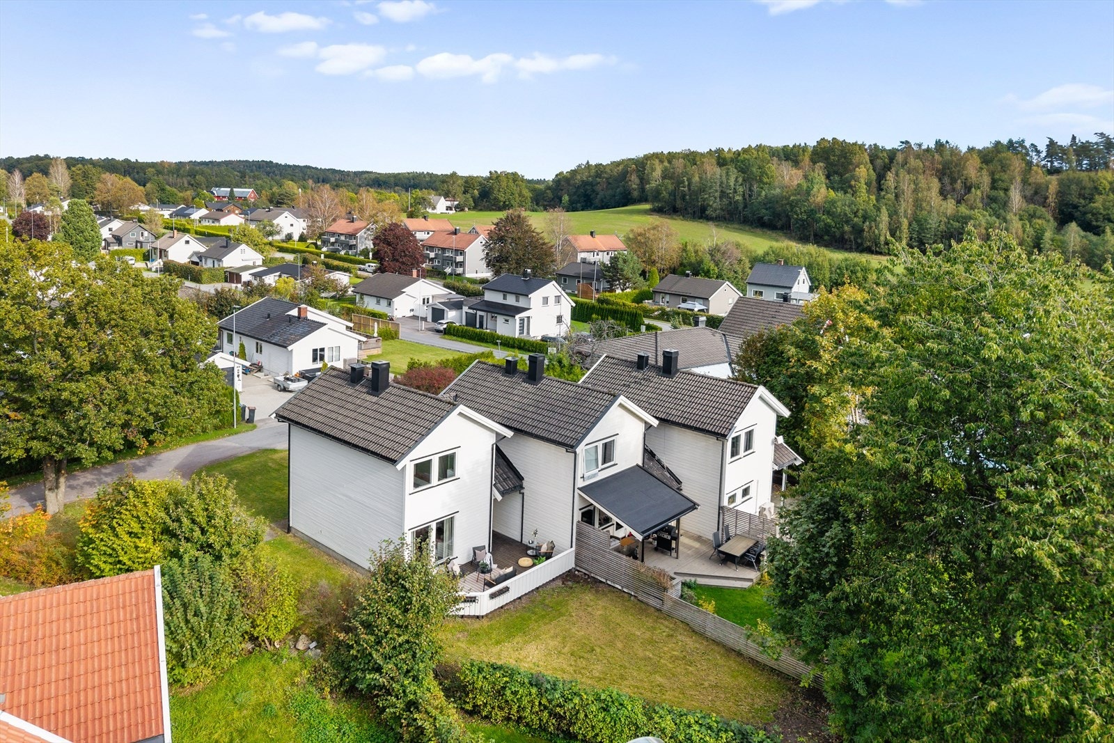 Her får du en sjelden kombinasjon av trygghet, tilhørighet og praktisk beliggenhet. Rekkehuset ligger i et etablert og barnevennlig område med lite trafikk og hyggelige naboer. Galleribilde