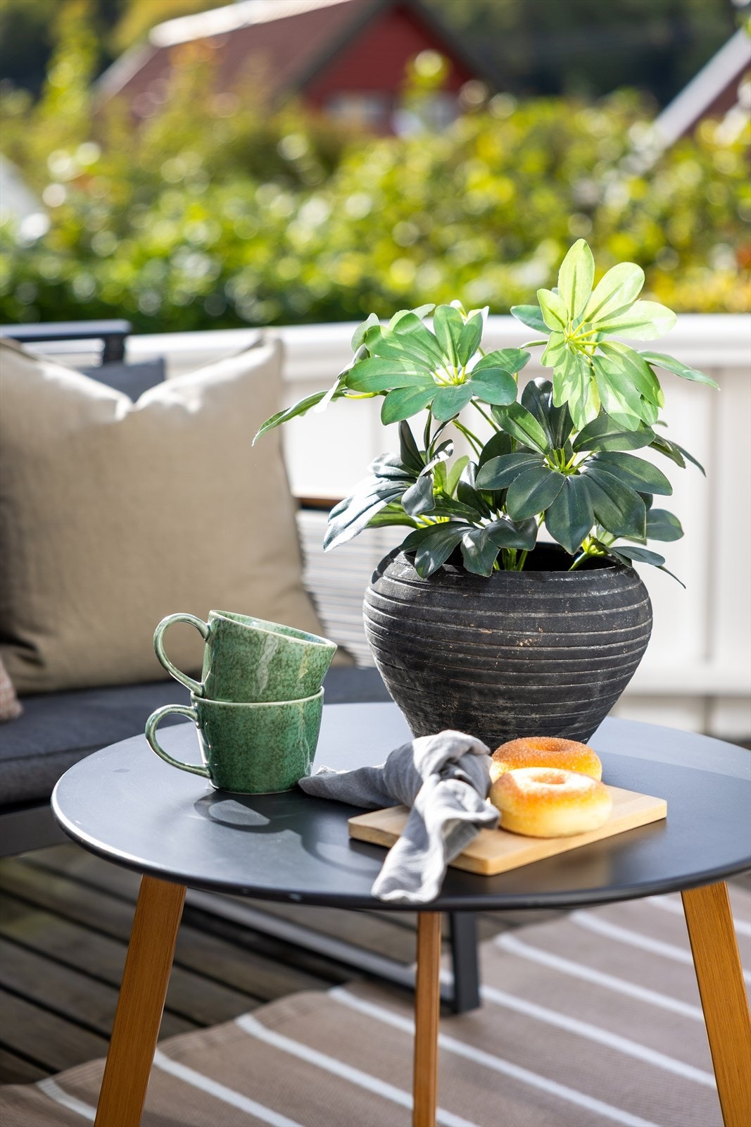 Terrassen er godt skjermet, slik at du kan nyte privatliv og ro, samtidig som den ligger solrikt til. Galleribilde