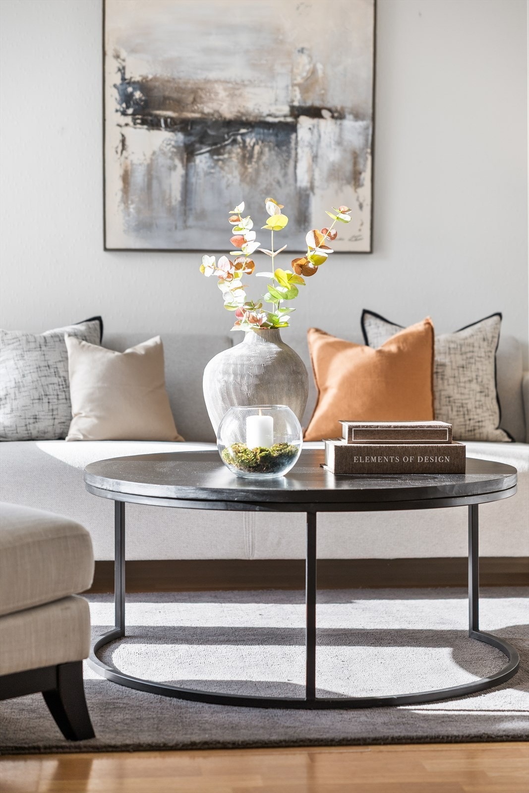 Rommet er trukket litt inn i boligen, noe som gir en lun og koselig følelse samtidig som man beholder god romfølelse. Galleribilde