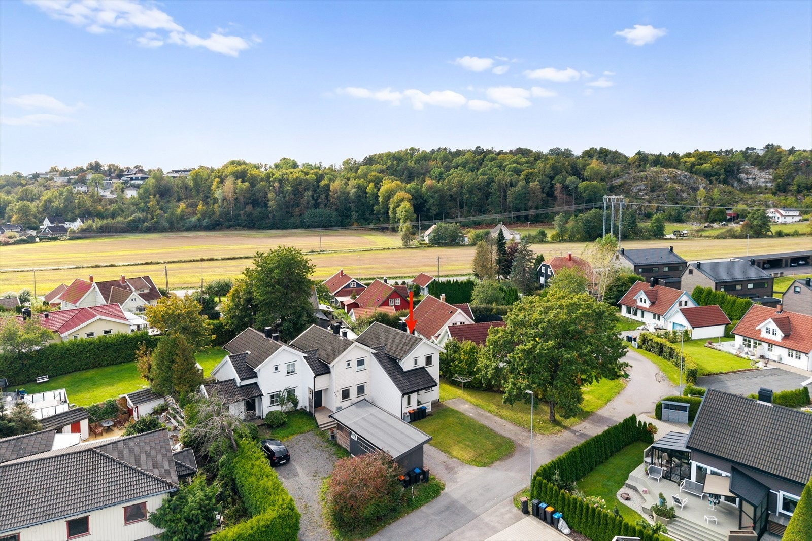 Barn kan trygt leke ute, og i nærområdet finner du både lekeplasser, balløkker og grønne fellesarealer - ideelt for aktive familier som ønsker mye boltreplass. Galleribilde