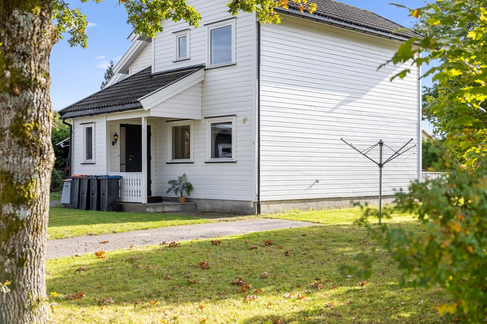 Utearealet er pent opparbeidet og svært lettstelt - perfekt for deg som ønsker en grønn og innbydende ramme rundt boligen uten mye vedlikehold. Galleribilde