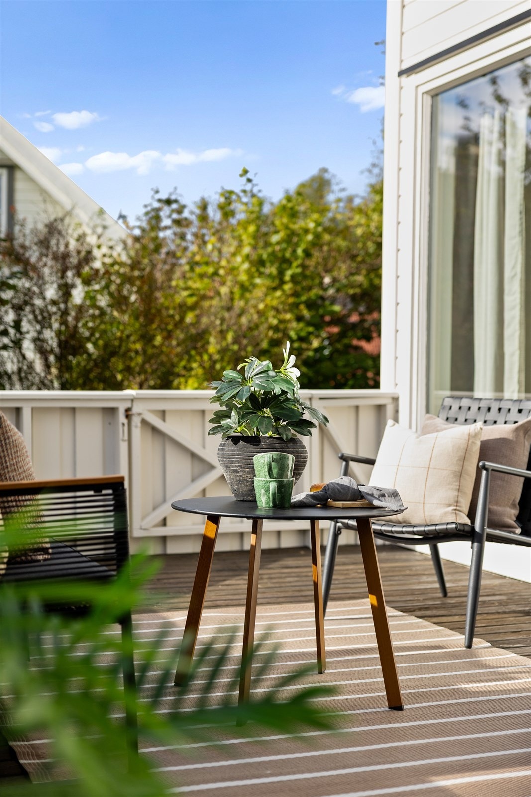 Terrassen fungerer som en naturlig forlengelse av stuen og blir raskt et favorittsted på varme dager og lune sommerkvelder. Galleribilde