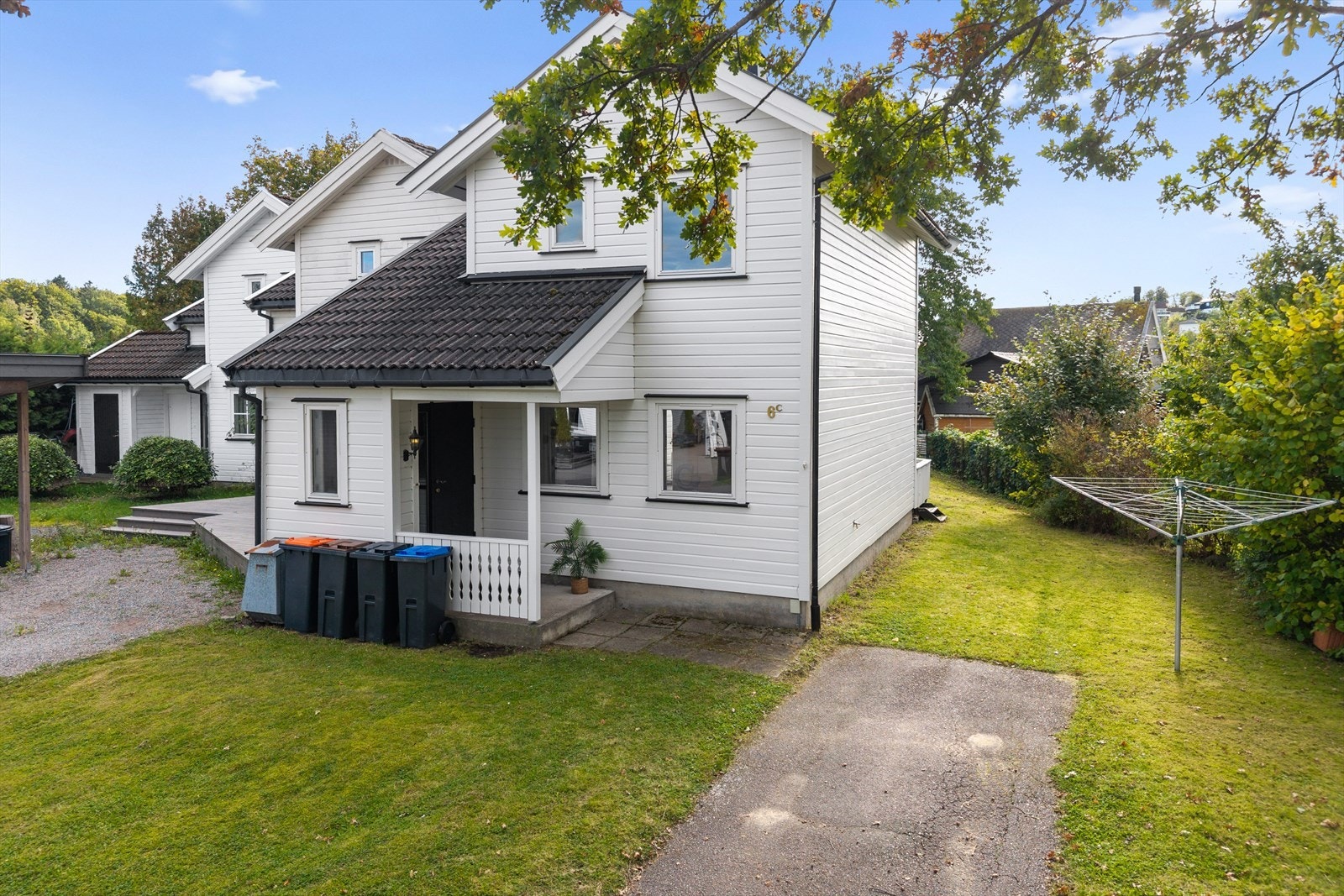 Velkommen til et flott enderekkehus over to plan. En lys, pen og funksjonell bolig med god beliggenhet og skjermet terrasse. Galleribilde