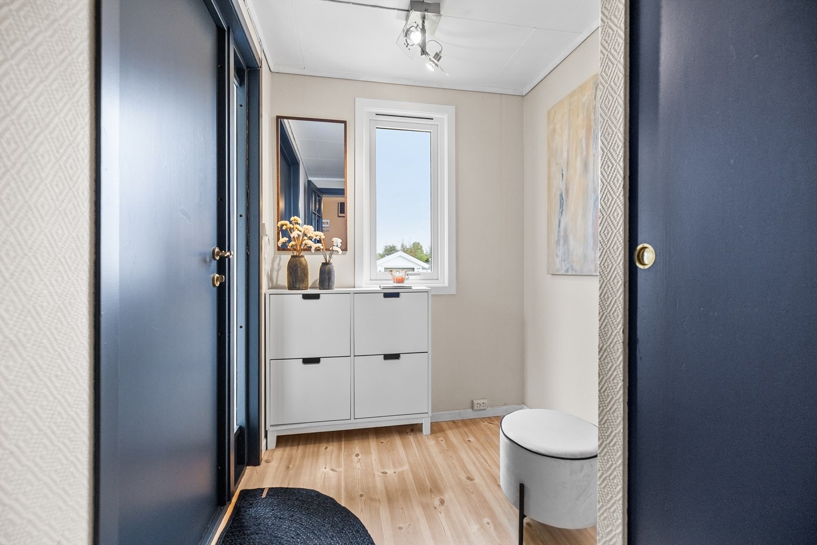 Første møte med boligen er en lys og trivelig entré som gir et godt førsteinntrykk og ønsker deg velkommen inn. Galleribilde