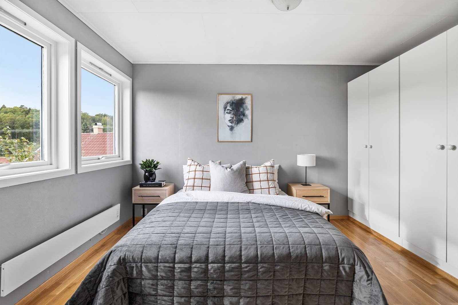 Hovedsoverommet er malt i en moderne og hyggelig gråtone som gir rommet en lun og avslappende atmosfære - perfekt for et godt sted å trekke seg tilbake. Galleribilde