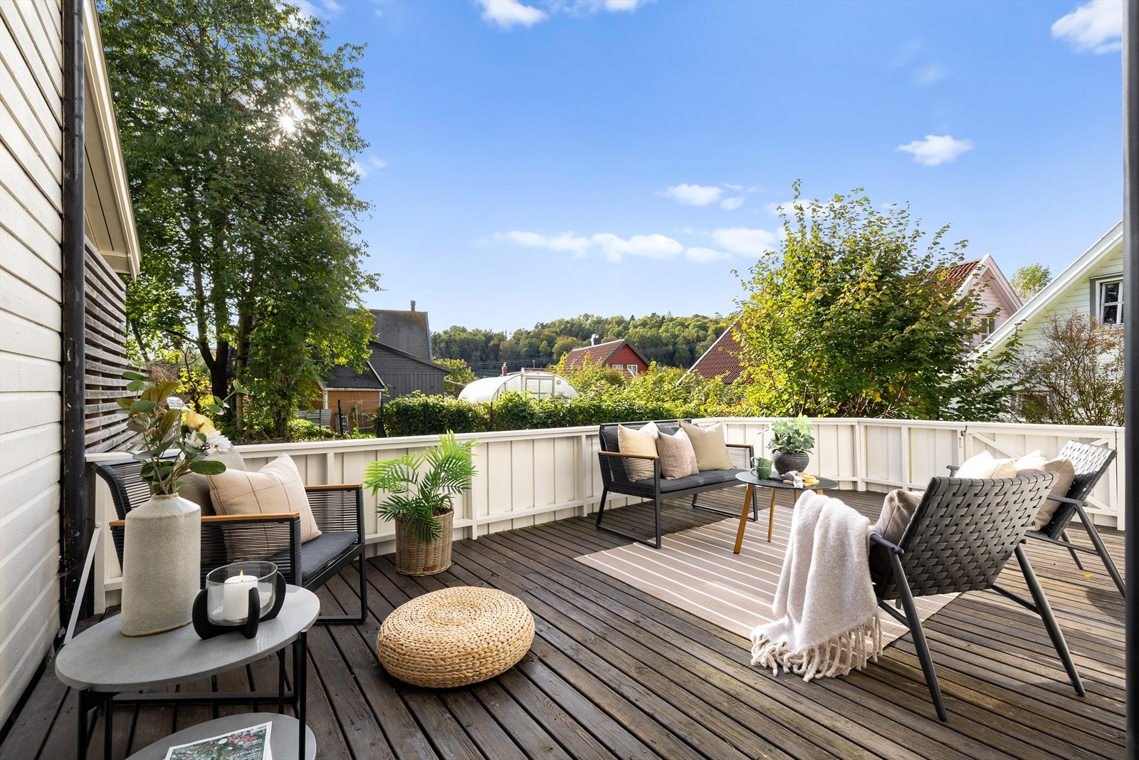 Terrassen er på hele 21 kvm og utgjør et fantastisk uterom for både hverdag og festlige anledninger. Galleribilde