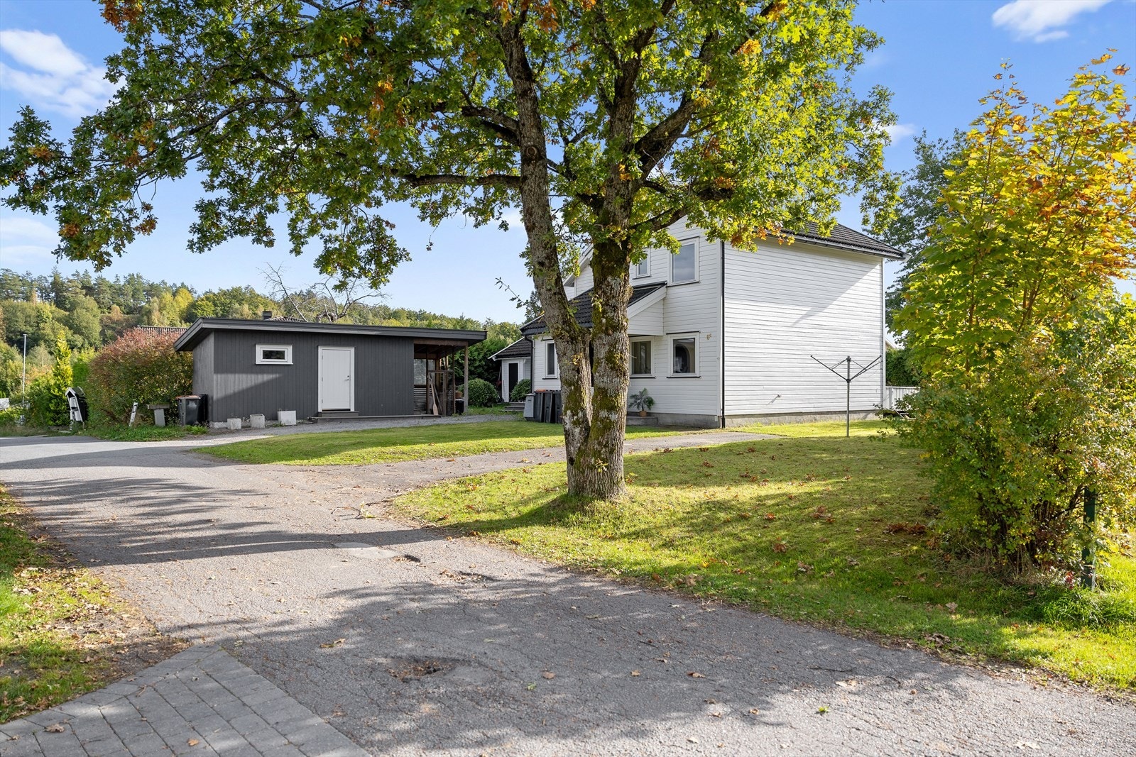 Parkering i egen gårdsplass. Galleribilde