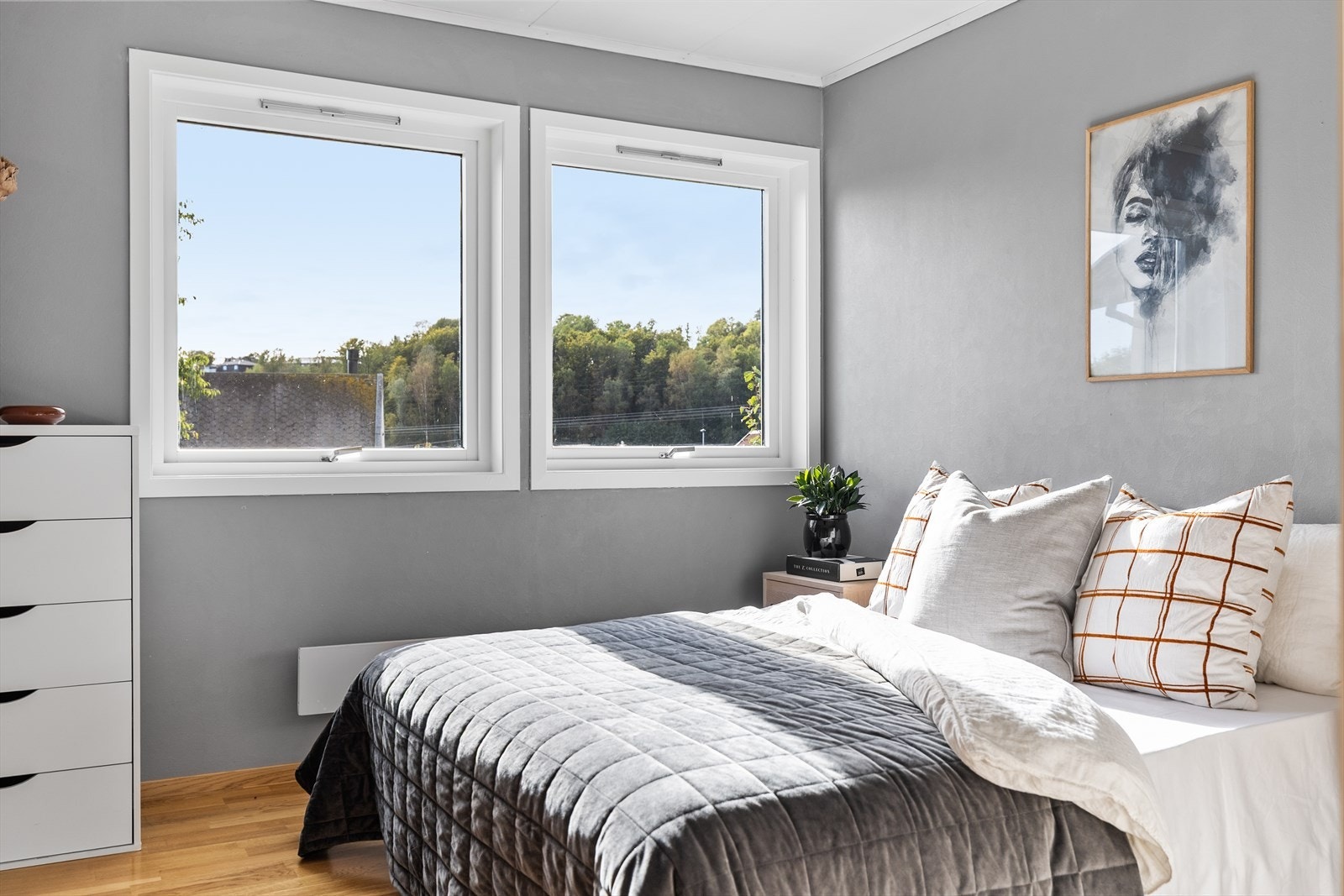 Den behagelige gråtonen på veggene gir en lun kontrast til lyset utenfra, og gjør rommet både trivelig og avslappende. Galleribilde