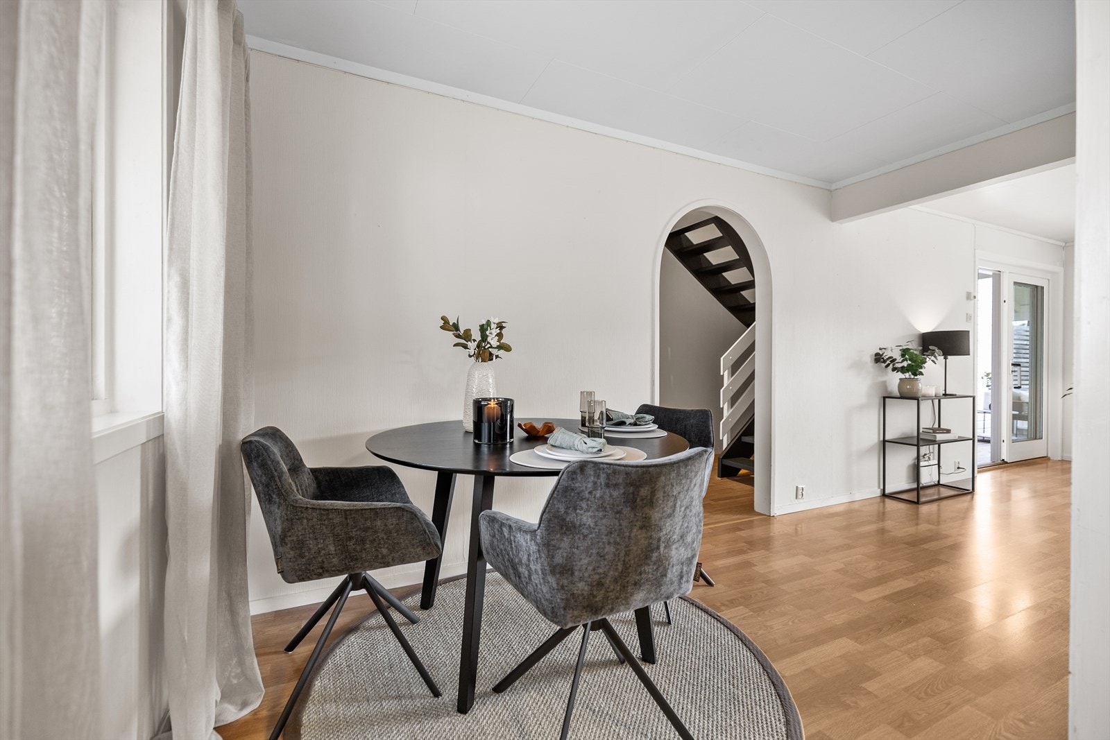 Her er det plass til et spisebord som enkelt kan romme både hverdagsmiddager med familien og hyggelige måltider med gjester. Galleribilde