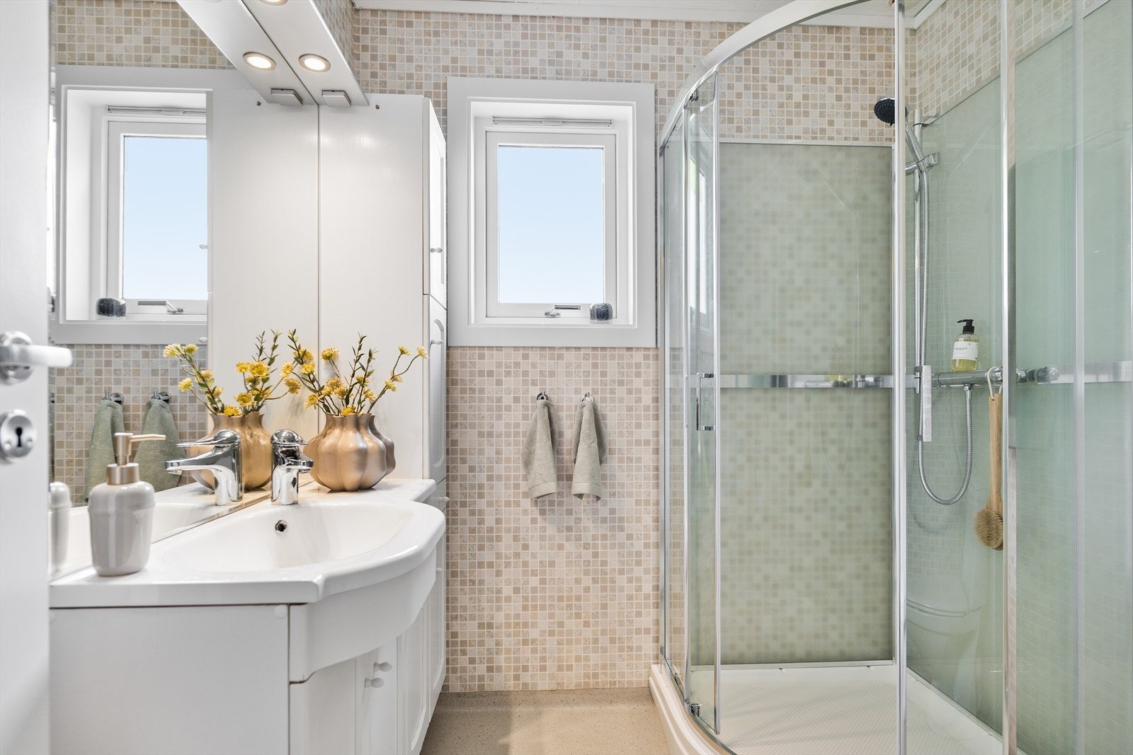 Rommet er utstyrt med nedfelt servant, toalett og dusjkabinett, samt opplegg og plass til vaskemaskin. Galleribilde