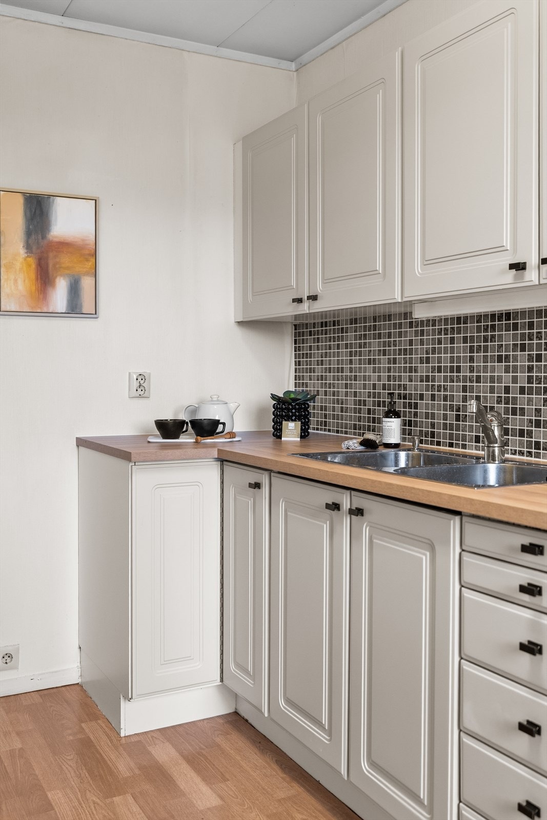 Med rikelig skap- og benkeplass har du gode arbeidsforhold til både hverdagsmatlaging og mer omfattende måltider, og løsningen legger til rette for både effektivitet og trivsel i en travel hverdag. Galleribilde