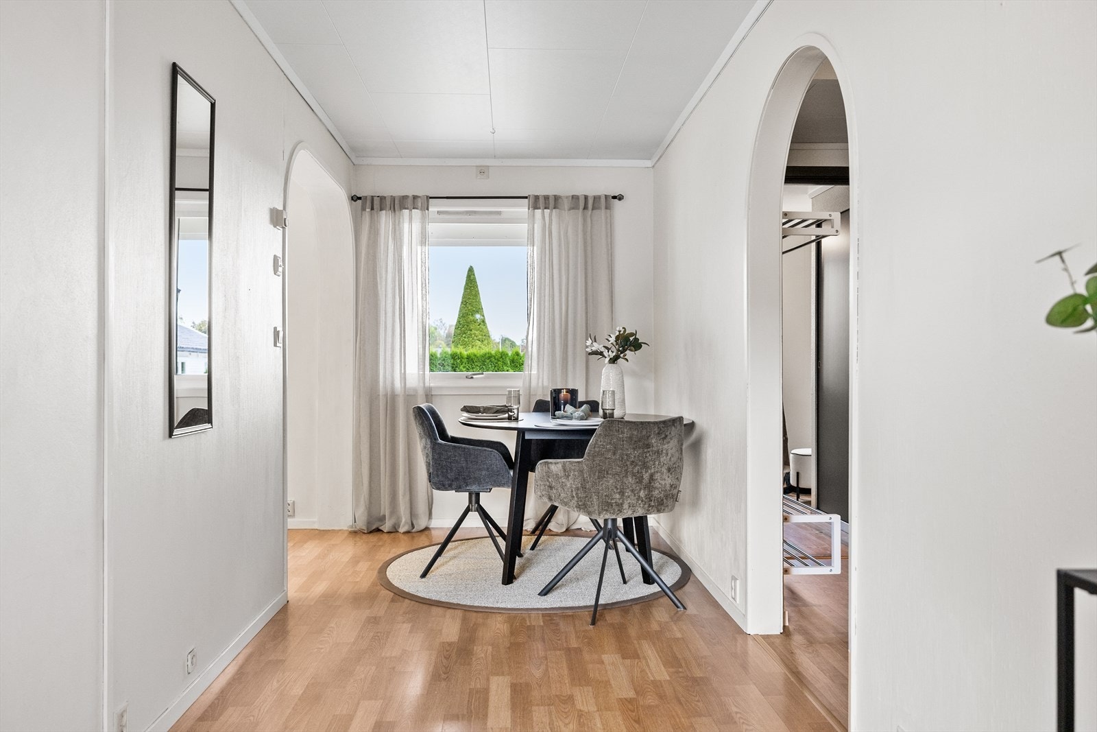 Rett utenfor kjøkkenet ligger en hyggelig spiseplass med naturlig tilknytning til både matlaging og stue, noe som gjør den til et sosialt og praktisk samlingspunkt i boligen. Galleribilde