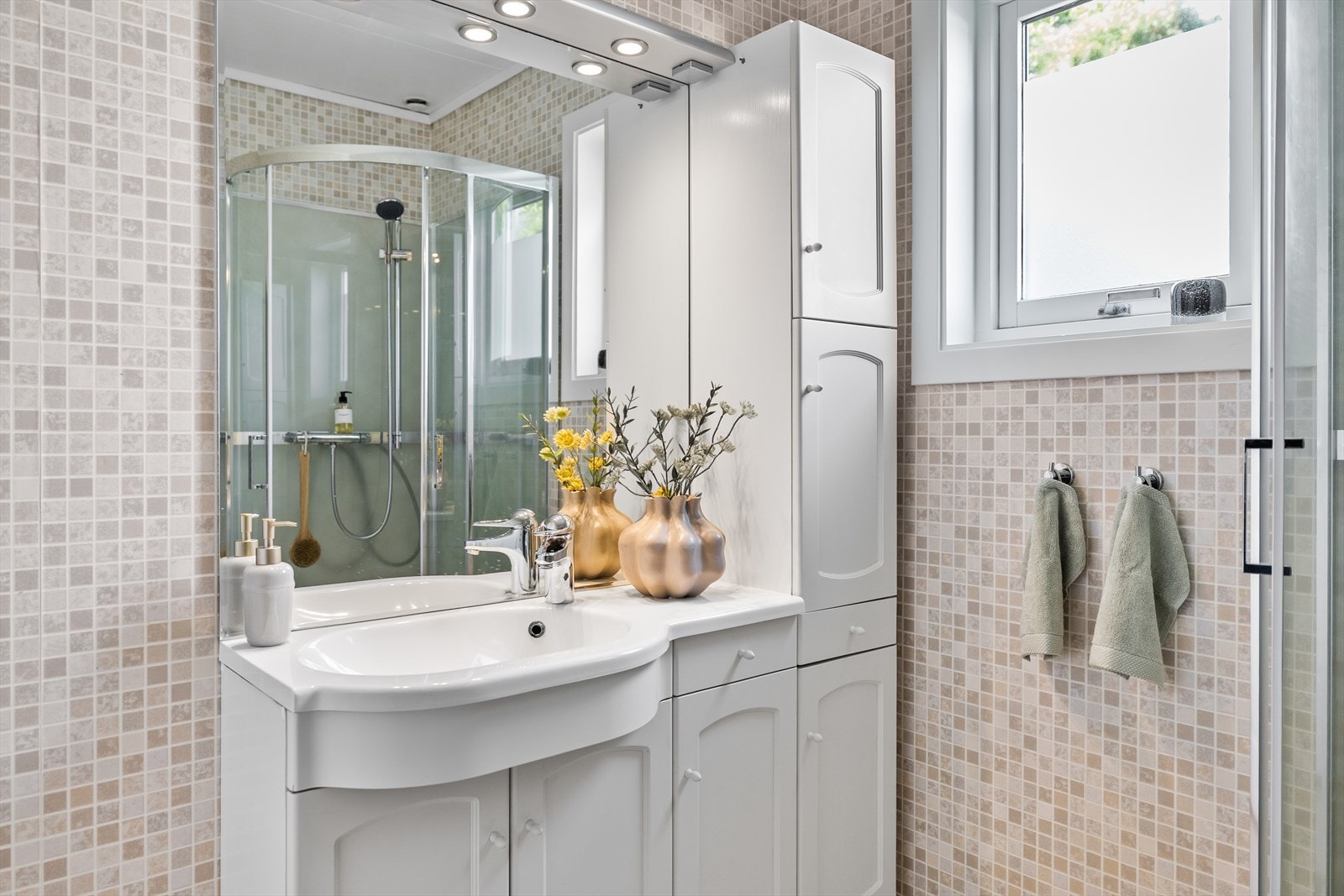 Helheten gir et funksjonelt og brukervennlig baderom som dekker familiens behov i en travel hverdag, samtidig som det byr på god plass til oppbevaring og daglige rutiner. Galleribilde