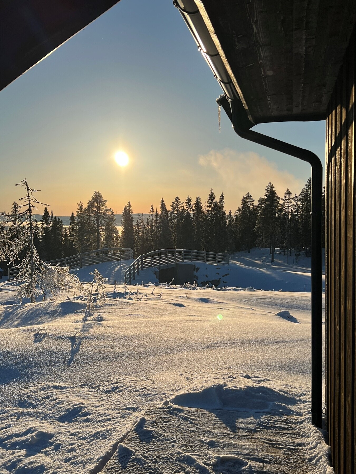 Løypa går i sin helhet midt i hytteområdet -omkranset av ulike felt. Illustrasjon er ikke av selve hytta. Galleribilde