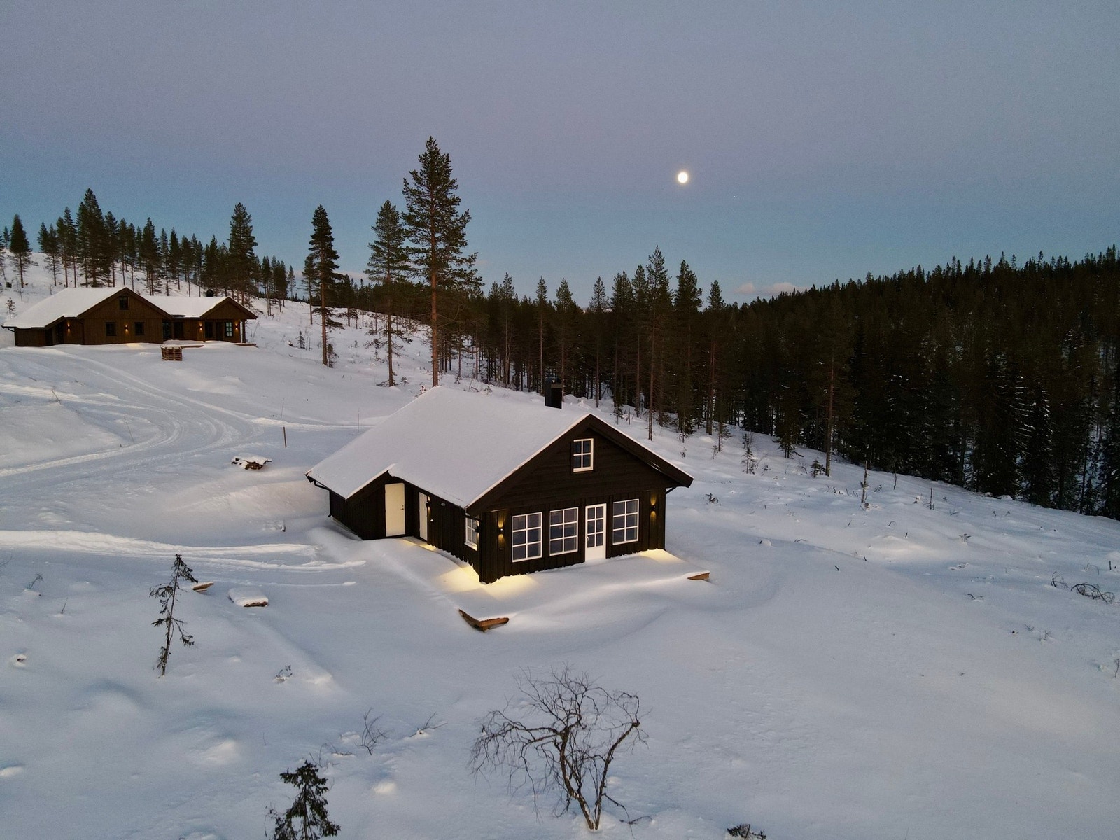 På Furutangen finner du en av landets lengste og fineste lysløyper for langrenn. Det er flere valgmuligheter til lengde og traséer og lengste trasé er 5,5 km med spennende høydeprofiler. Illustrasjon er ikke av selve hytta. Galleribilde