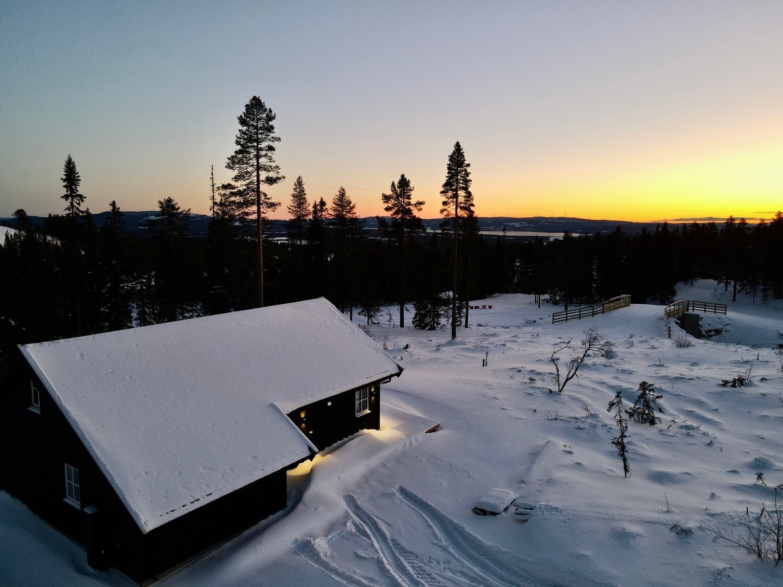 Beliggenheten er nydelig, midt i vakker norsk natur med flott turterreng, samt gode muligheter for både langrenn og alpint på vinterstid. Illustrasjon er ikke av selve hytta. Galleribilde