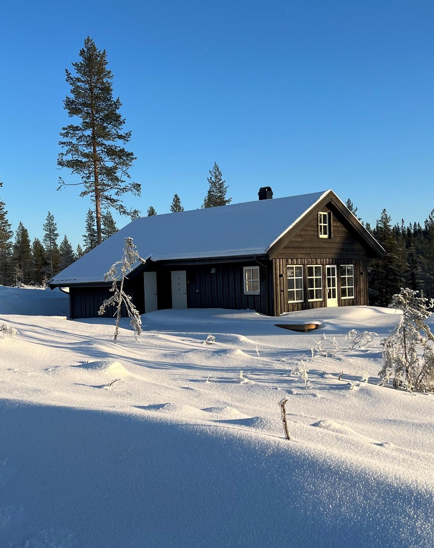 Privatmegleren ved Morten Liavaag har gleden av å presentere denne nøkkelferdige familiehytta med to soverom og hems beliggende på Furutangen! Illustrasjon er ikke av selve hytta. Galleribilde