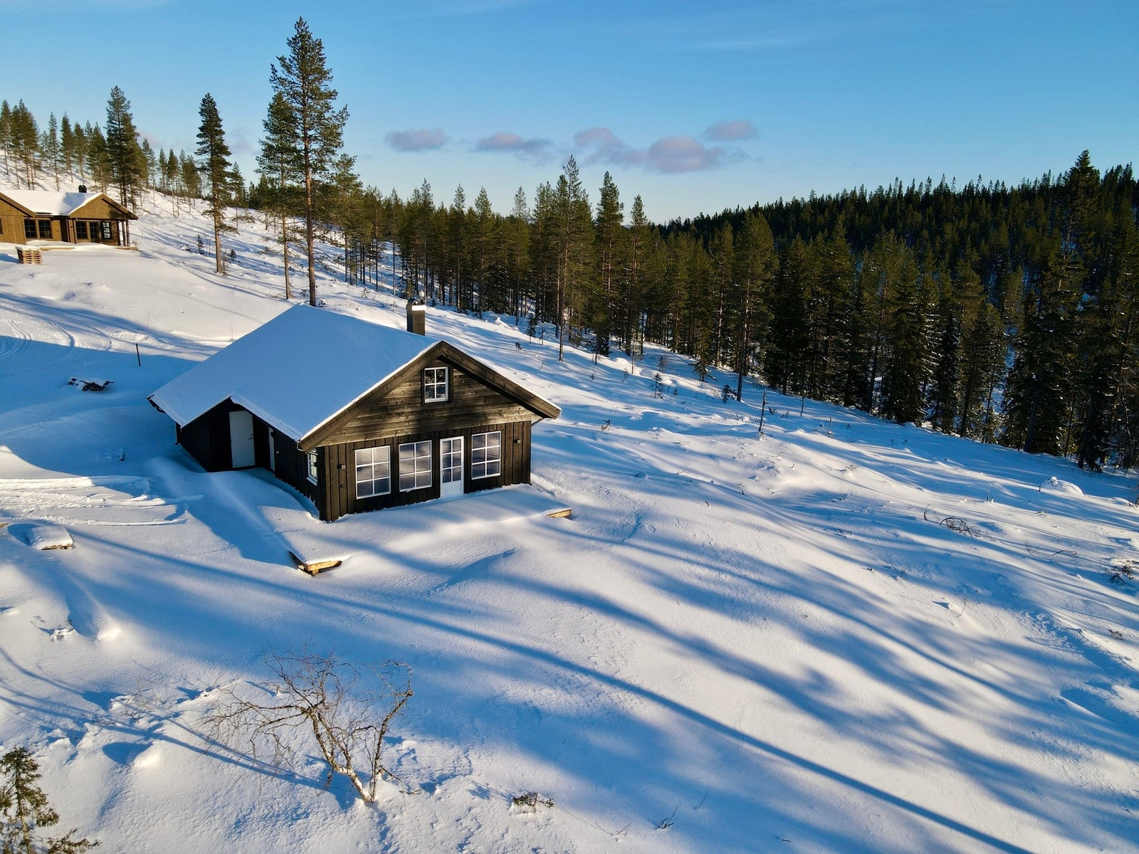 Det er bilvei frem til hytteveggen, og bilen parkeres i egen gårdsplass. Illustrasjon er ikke av selve hytta. Galleribilde