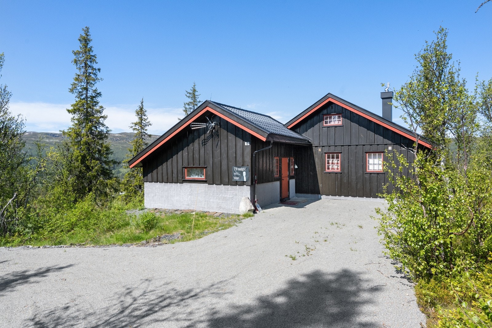 Denne hytta har perfekt beliggenhet med utsikt mot både fjell og Synnfjorden Galleribilde