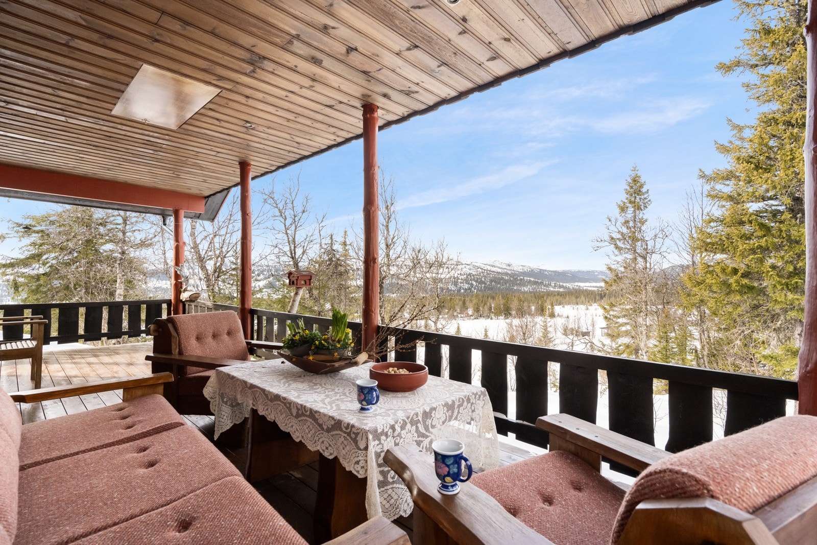 Solrik terrasse hvor du kan nyte den vakre utsikten over fjellene og omgivelsene Galleribilde