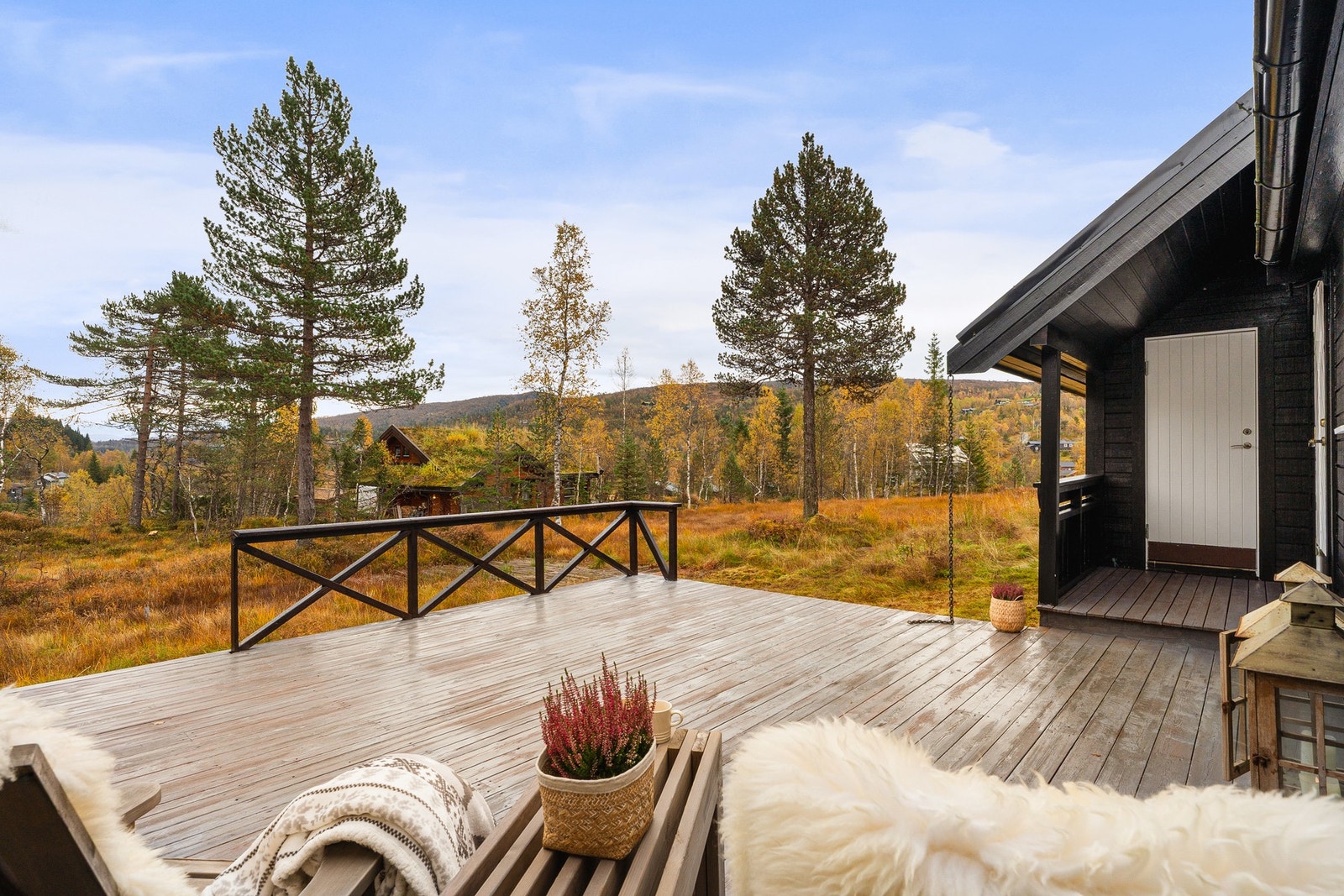 Her får du en innholdsrik fritidsbolig med gjennomtenkt planløsning, hems, og en idyllisk beliggenhet midt mellom fjord og fjell. Galleribilde