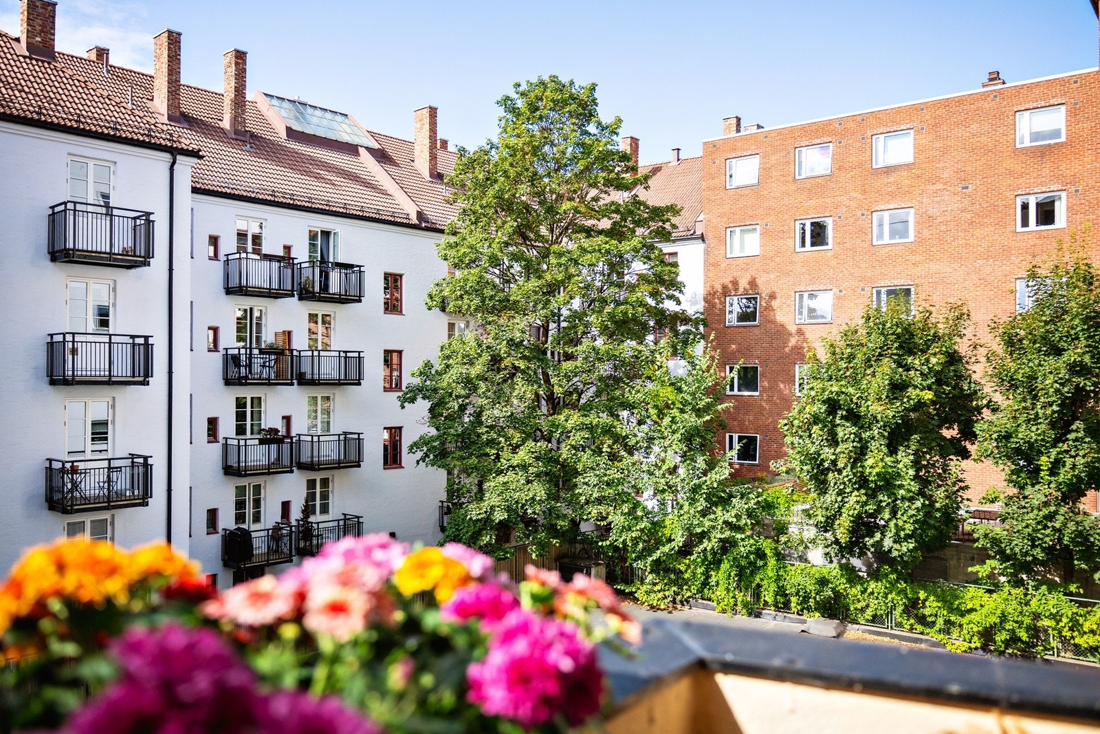 Balkongen ligger vendt mot rolig bakgård Galleribilde