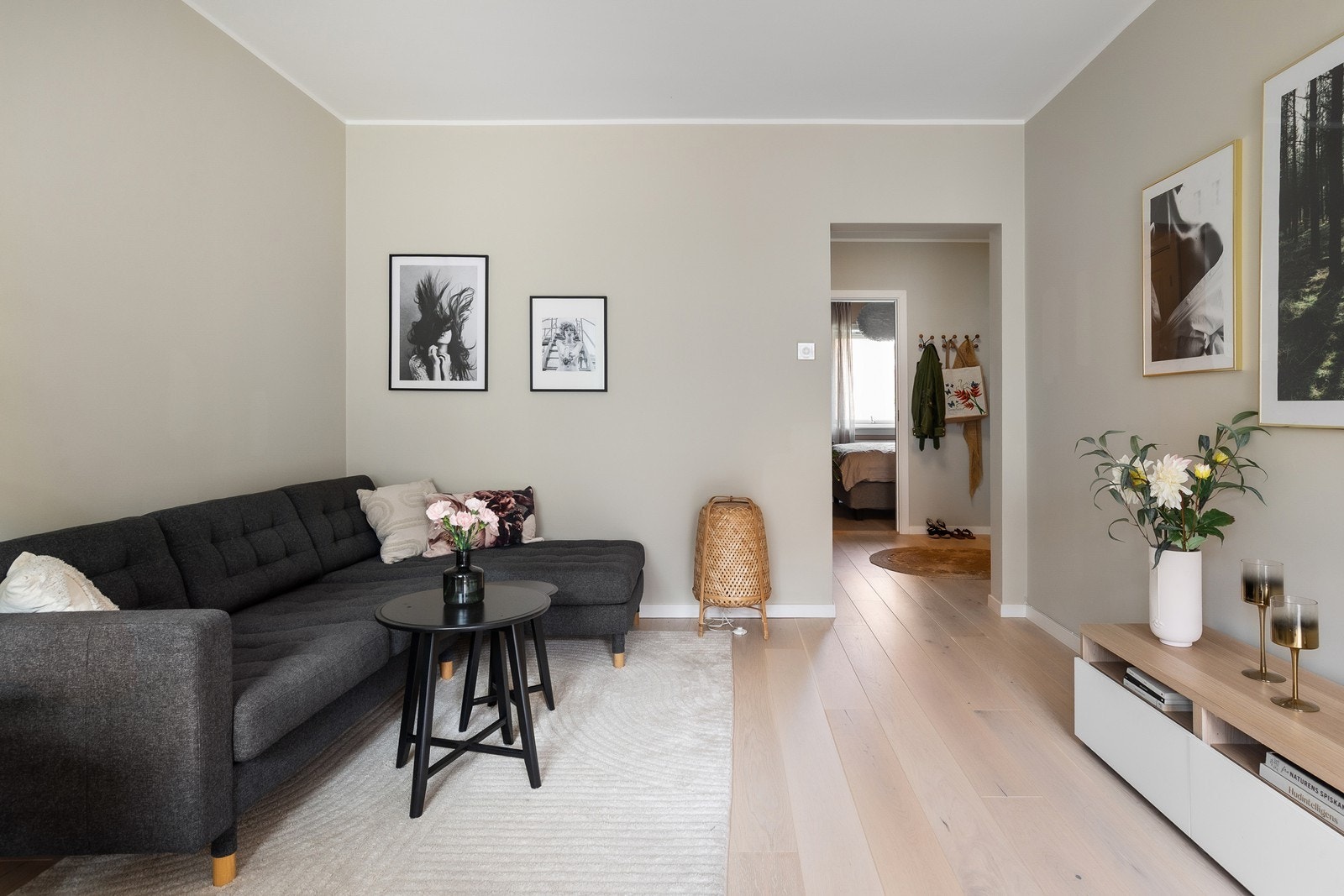 Gulvet er lagt med parkett og veggene er malt i en lun og tidsriktig farge Galleribilde