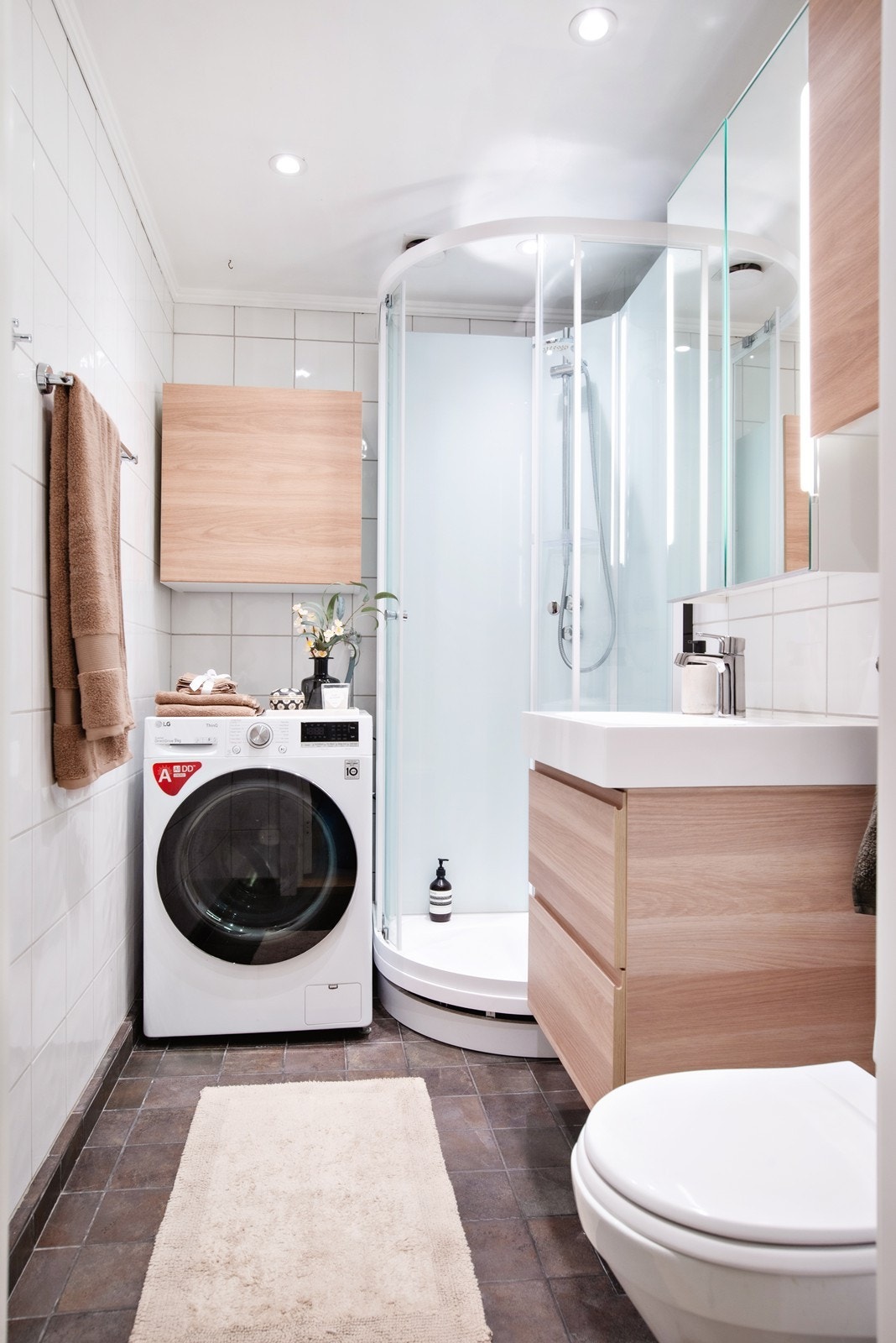 Utstyrt med dusjkabinett, opplegg for vaskemaskin, servant, servantskap og wc Galleribilde