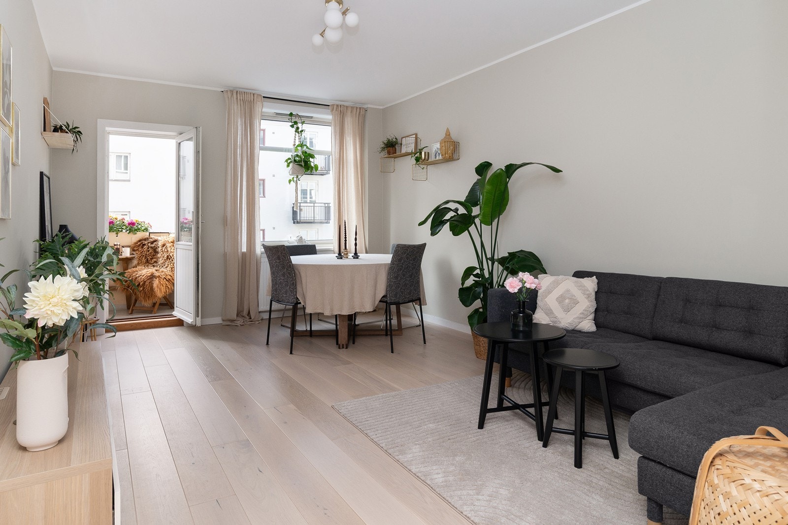 Lys og romslig stue med god plass til sofakrok og spisestue Galleribilde
