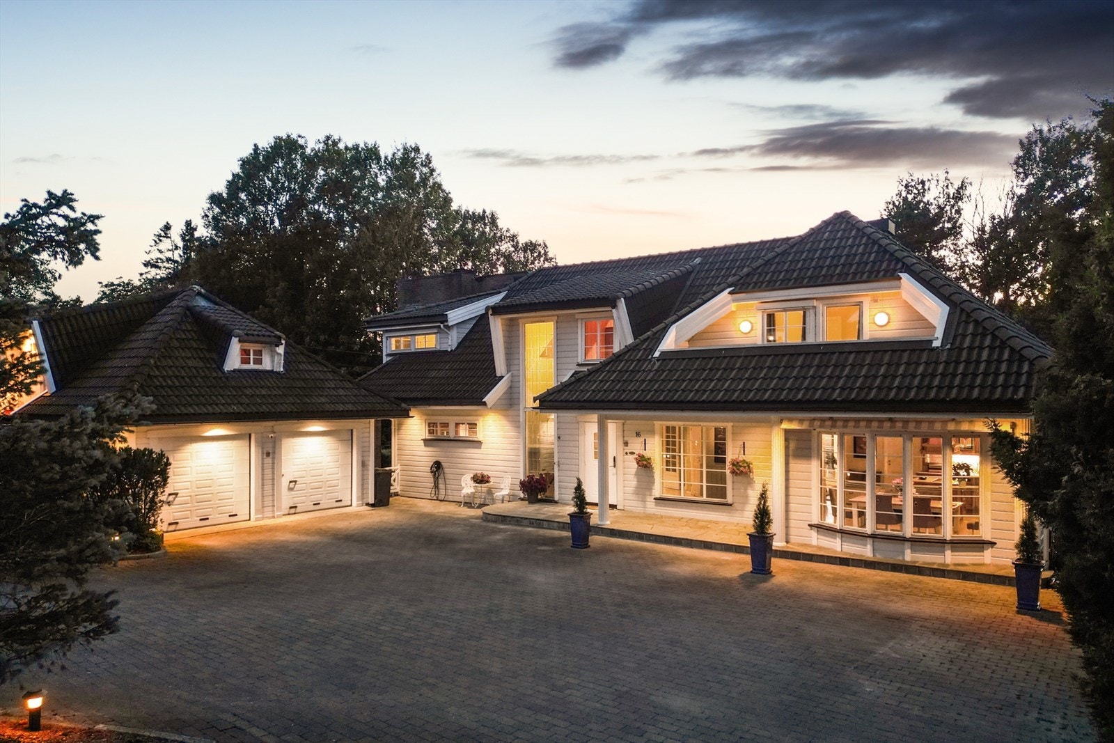 Legg merke til de solide søylene i forkant av huset og det store vinduet i trappeløpet. Galleribilde