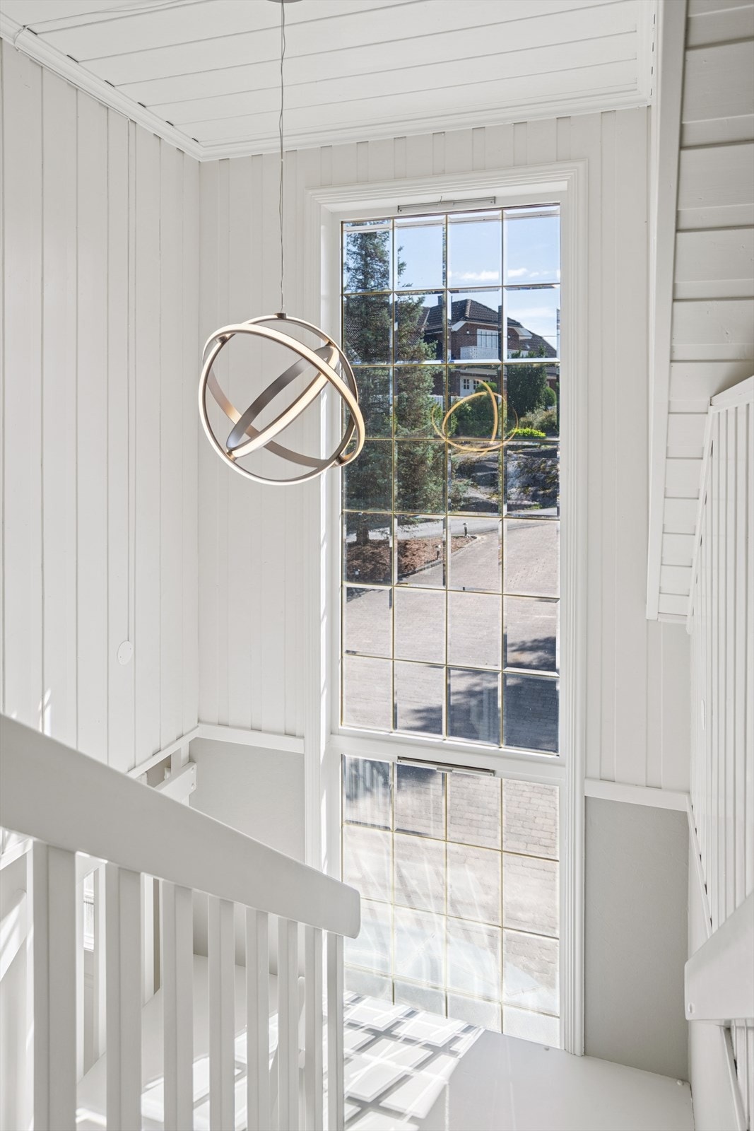 Fra den store hallen er det en fin trapp opp til loftetasjen. Det er store glassflater ut mot gårdsplassen i hele trappeløpet. Galleribilde