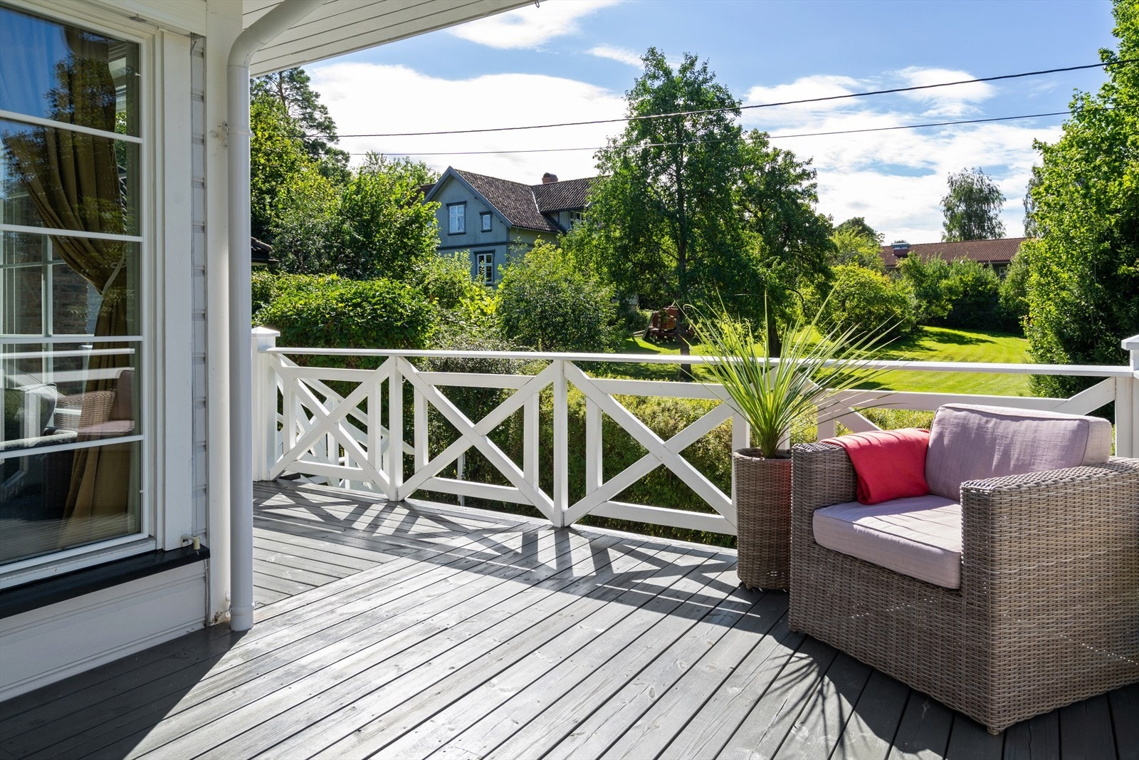 Det er trapp fra terrassen og ned til hagen. Galleribilde