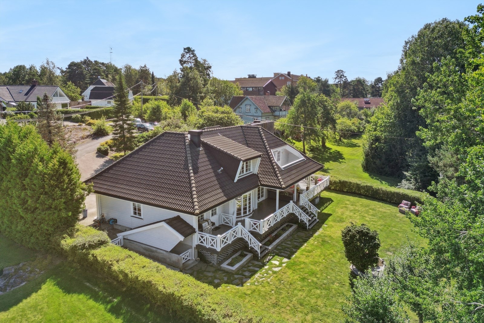 En herskapelig enebolig på hele 373 kvm innvendig bruksareal, med pent opparbeidet tomt. Galleribilde