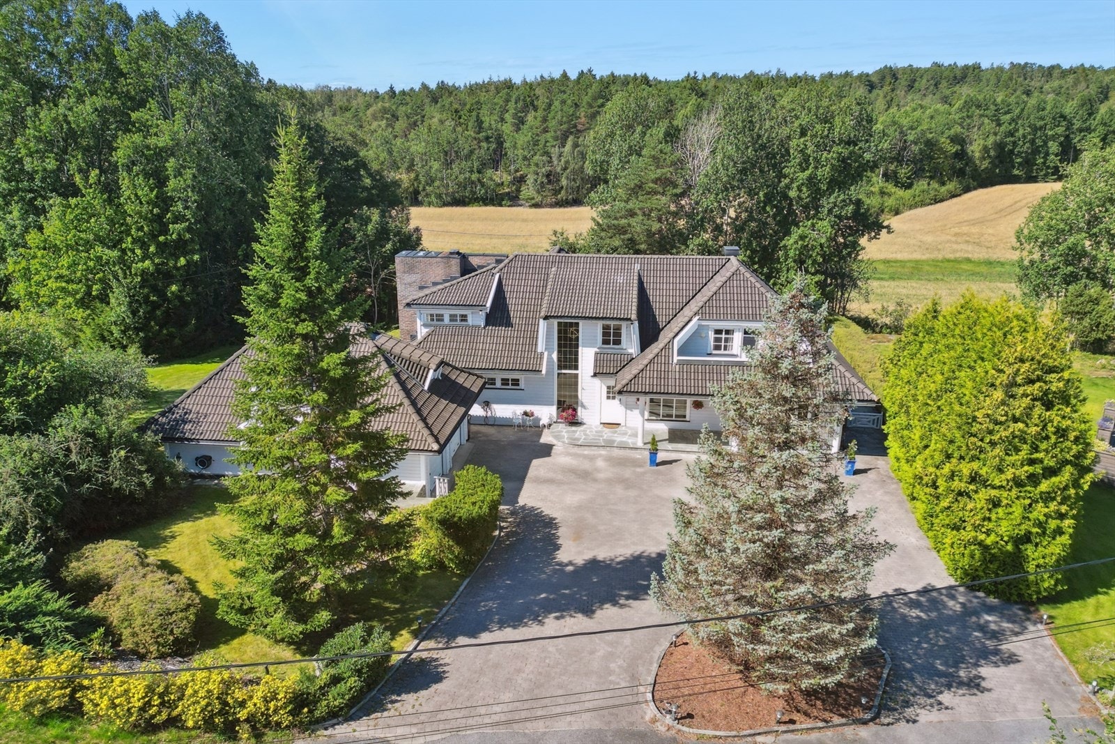 En herskapelig bolig. Overbygget trappeløp til kjellerinngangen sees til høyre. Galleribilde